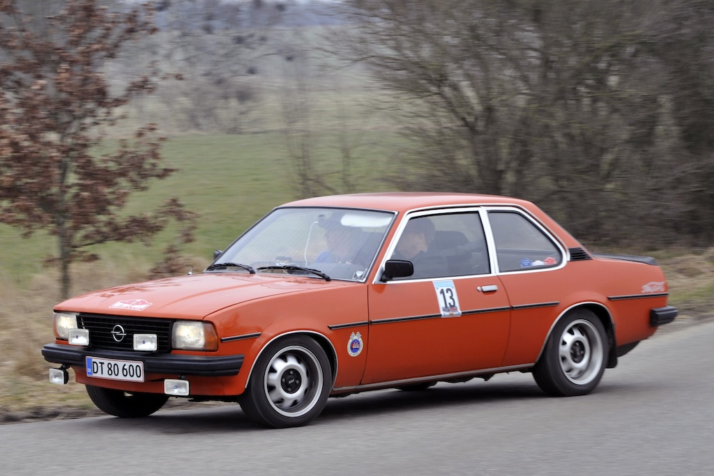 Mange husker Opel Ascona B-modellen fra 80erne - Hans-Jørn Søgård Andersen og Kurt Rasmussen deltager med et eksemplar i Classic Car Challenge.
(Foto: Morten Alstrup)